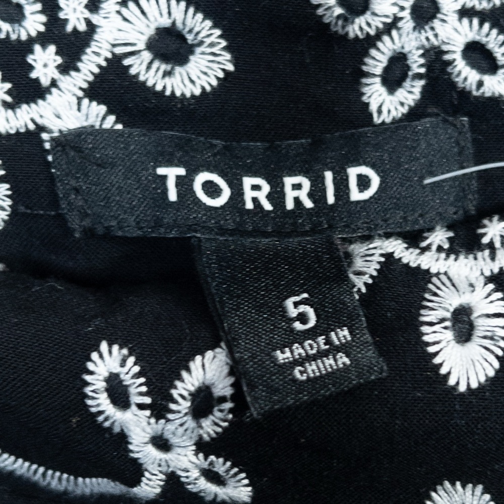 Torrid 5 5X Mini Black White Eyelet Embroidered High Waist Skirt‎ Pockets Plus - Picture 7 of 8